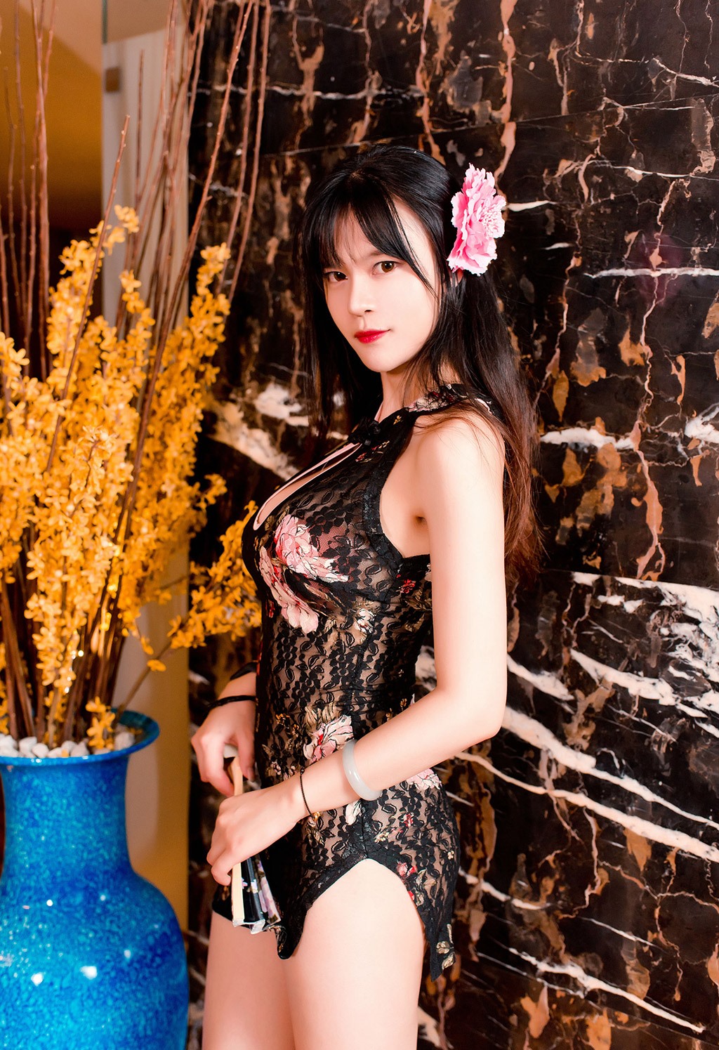 도자 매리의 매력적인 뚫린 치파오와 유혹적인 레이스 속옷