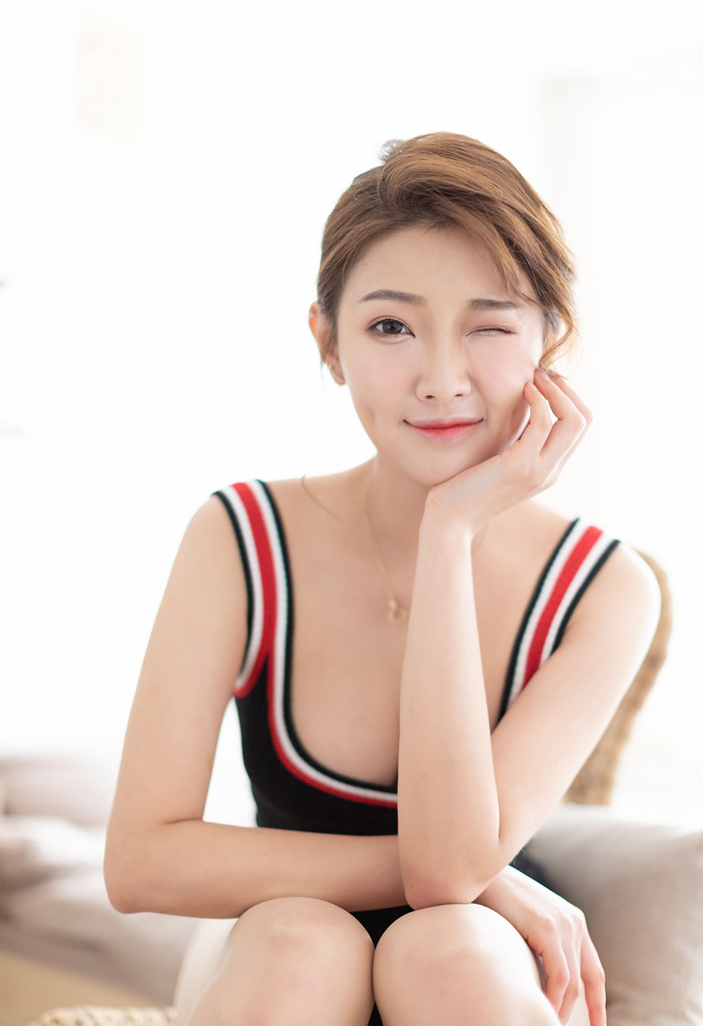 模特鮑伊寶兒膚若凝脂粉面含羞