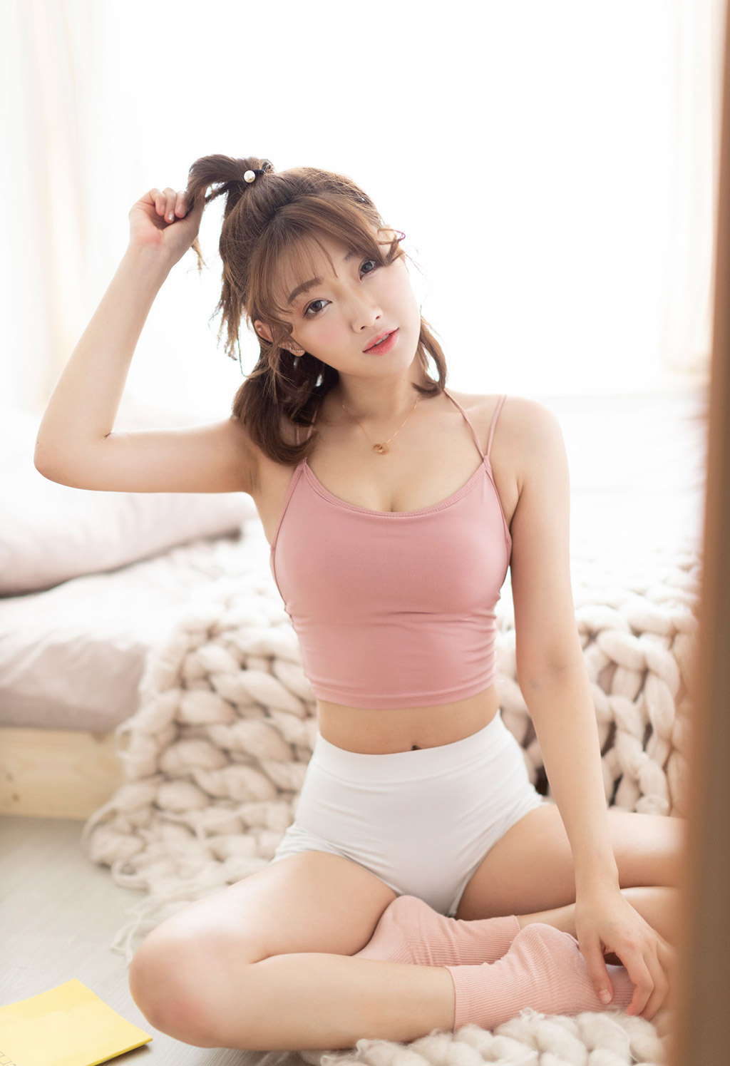 Model Bowie Bao'er has skin as fair as condensed fat and a powdered face with shyness.