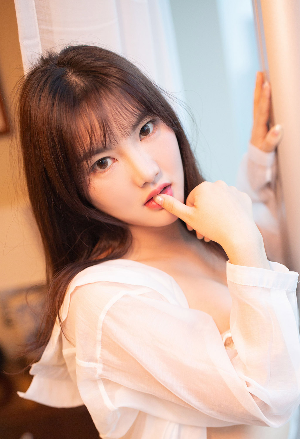 작고 순수한 듯한 섹시한 작은 햄스터의 부드러운 가슴과 유연한 허리