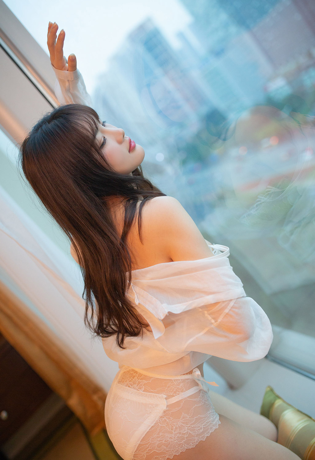 작고 순수한 듯한 섹시한 작은 햄스터의 부드러운 가슴과 유연한 허리