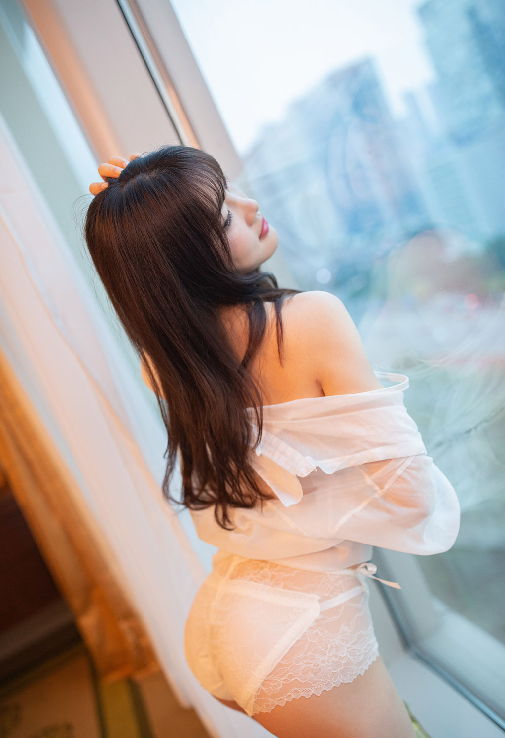 작고 순수한 듯한 섹시한 작은 햄스터의 부드러운 가슴과 유연한 허리