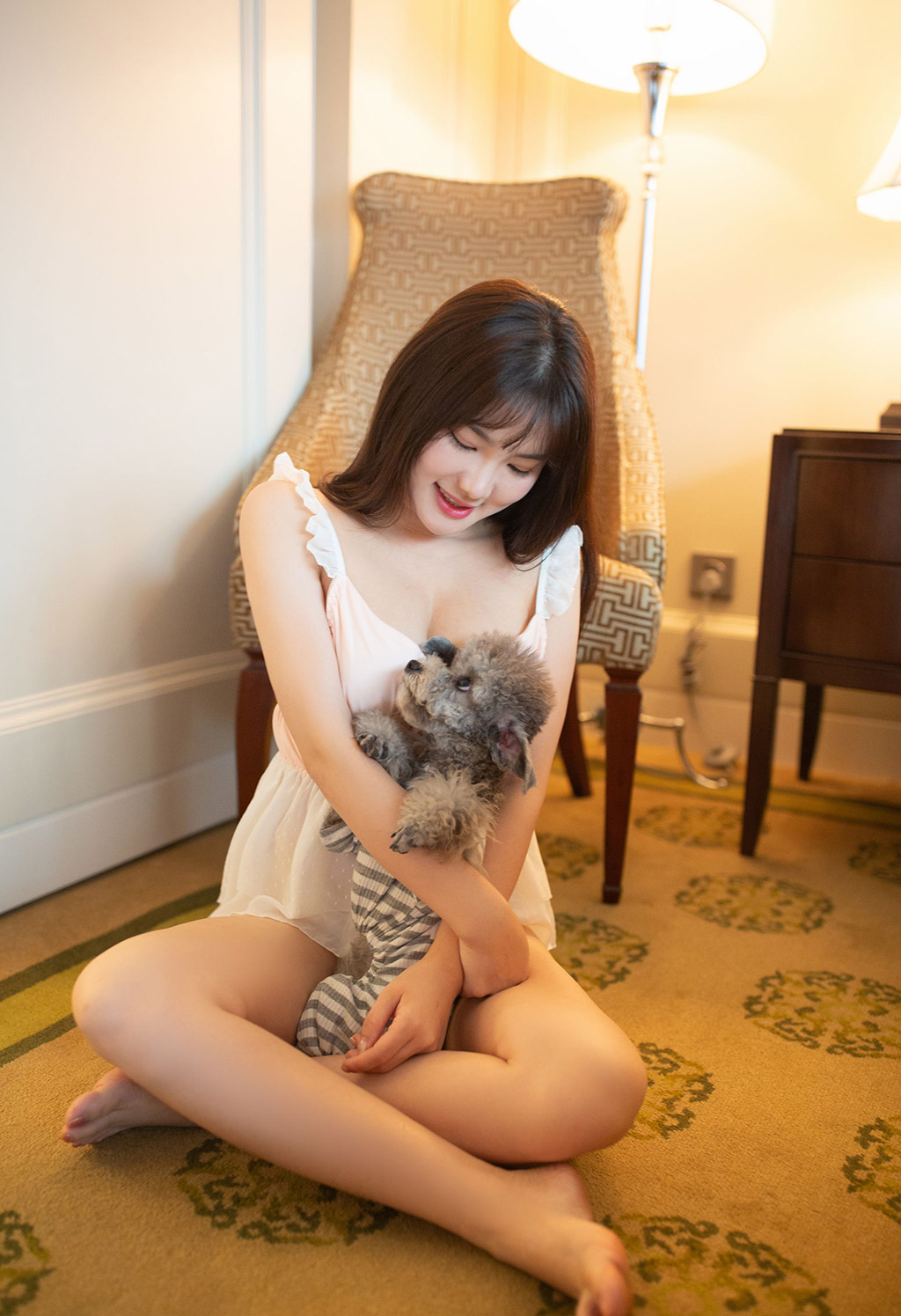 작고 순수한 듯한 섹시한 작은 햄스터의 부드러운 가슴과 유연한 허리