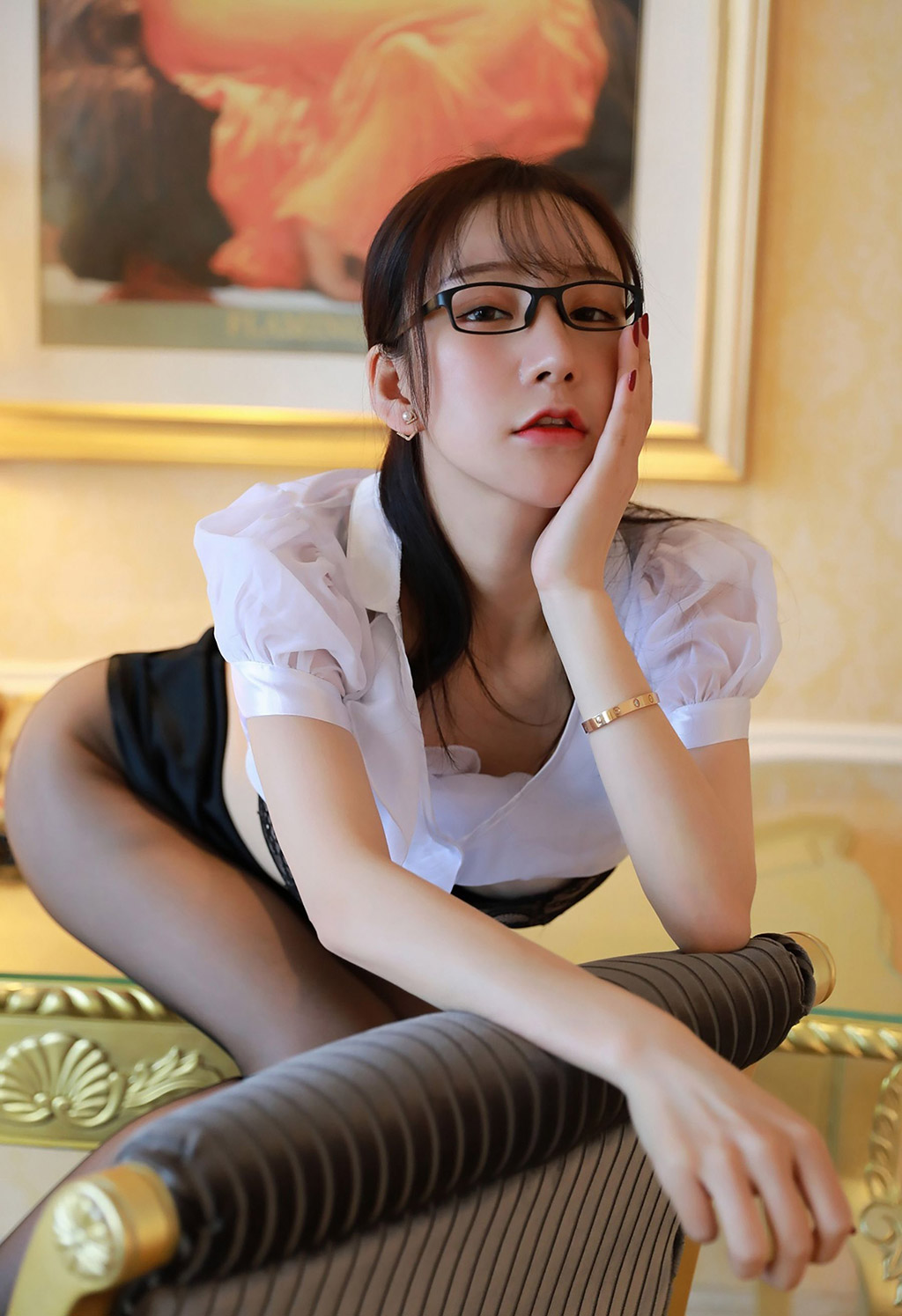 周于希サンディの丸くてぷっくりしたヒップ、セクシーなOL制服の誘惑