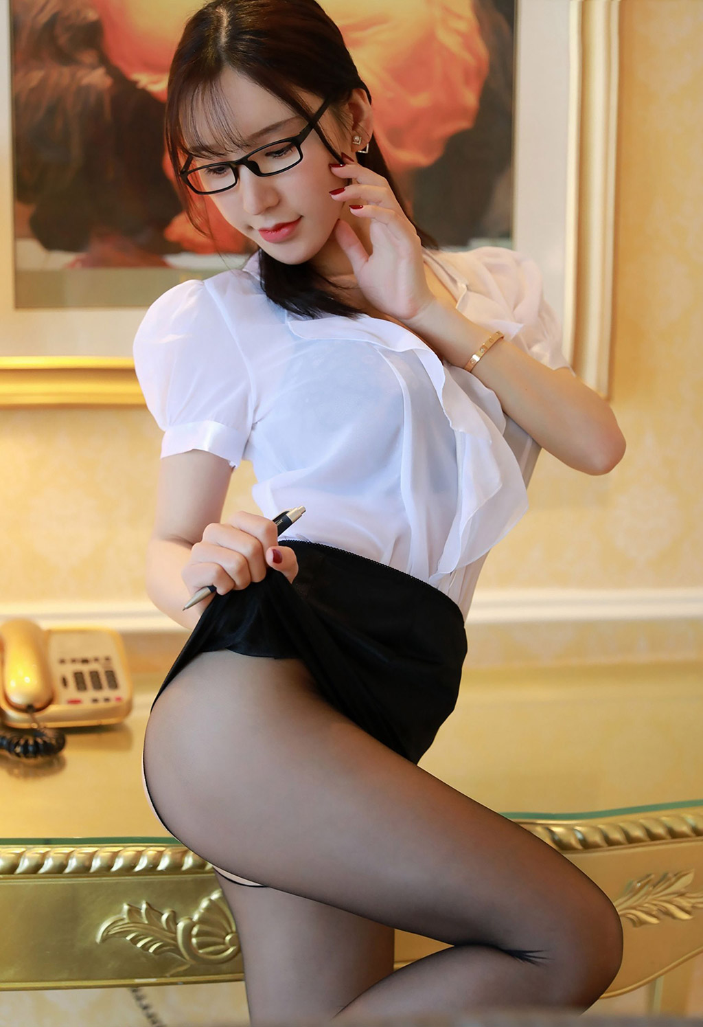 周于希サンディの丸くてぷっくりしたヒップ、セクシーなOL制服の誘惑