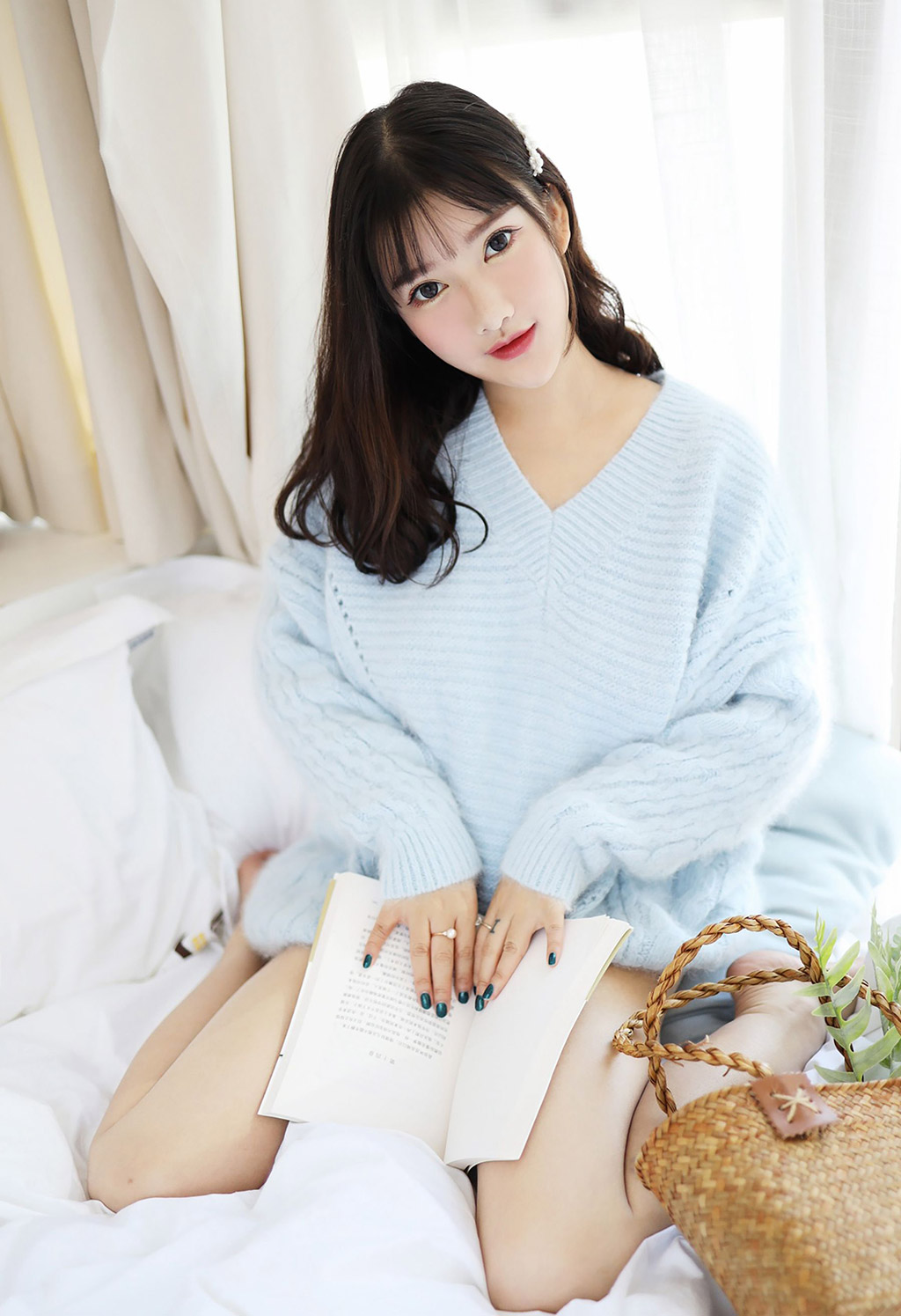 小尤奈清新的毛衣与低开束胸装