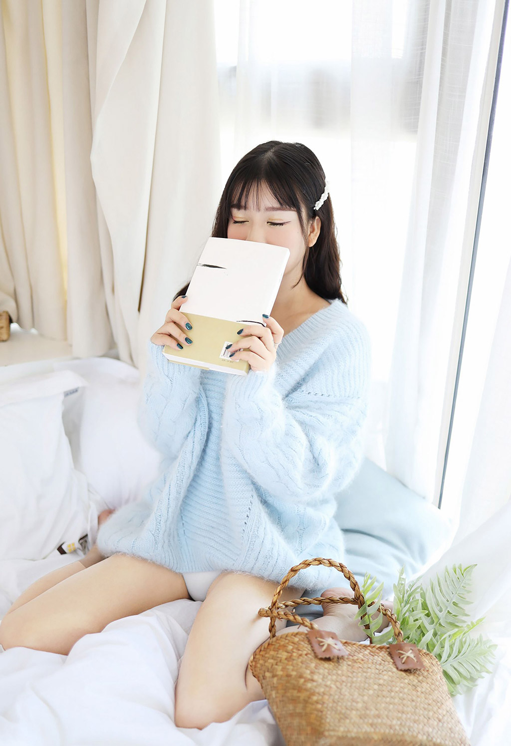 小尤奈清新的毛衣与低开束胸装