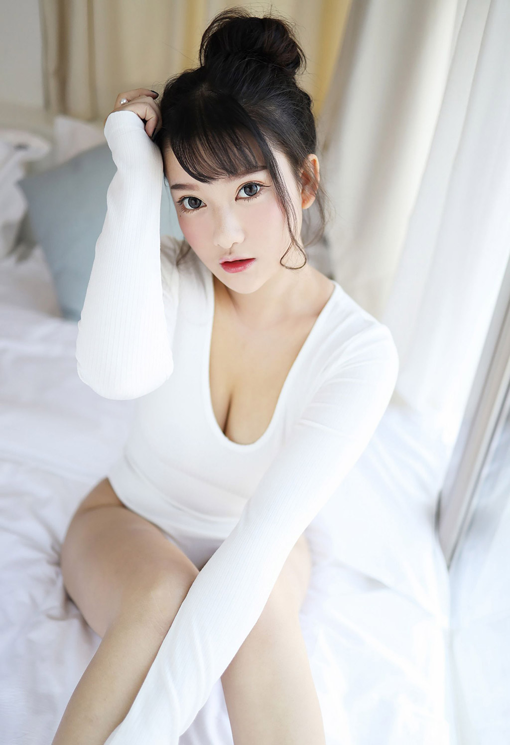 小尤奈清新的低胸内衣与性感比基尼