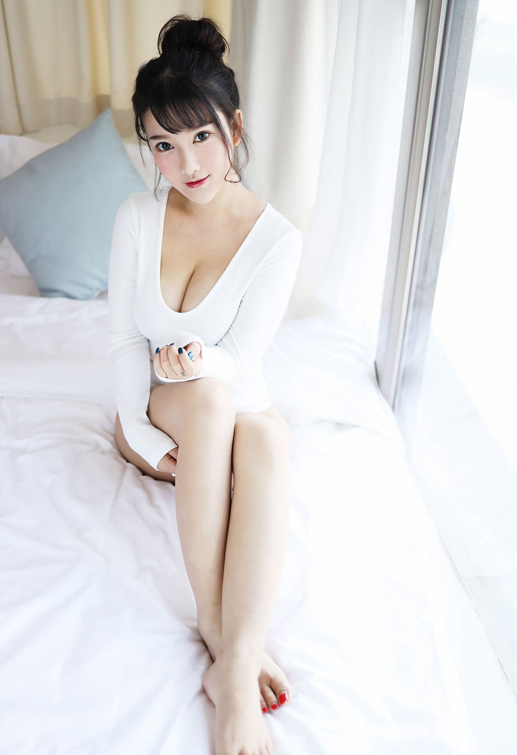 小尤奈清新的低胸内衣与性感比基尼