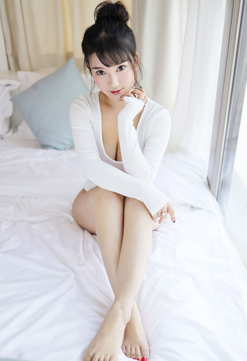 小尤奈清新的低胸内衣与性感比基尼