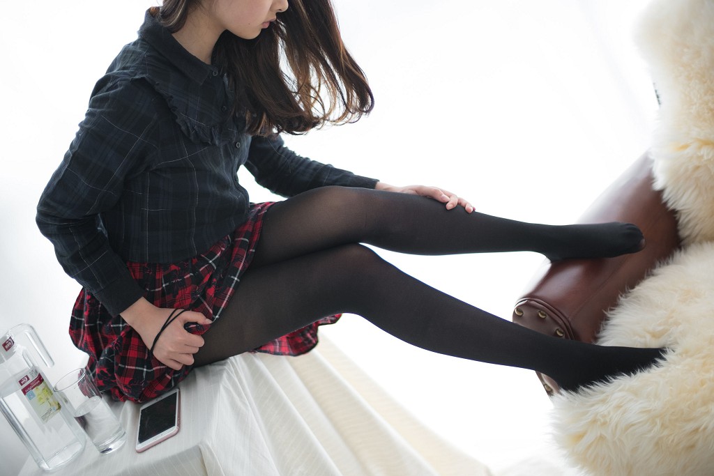 《น้องสาวถุงน่องดำเล่นโทรศัพท์》 [เซ่นโล่ว ไคทวน] R15-008 หนังสือภาพ[78P