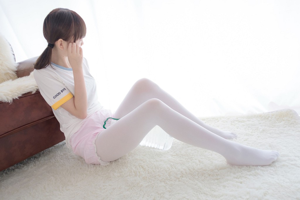 『白いシルクのロリがバケツ入り水で遊ぶ』 [シンラ財団] R15-015 写真集[77P
