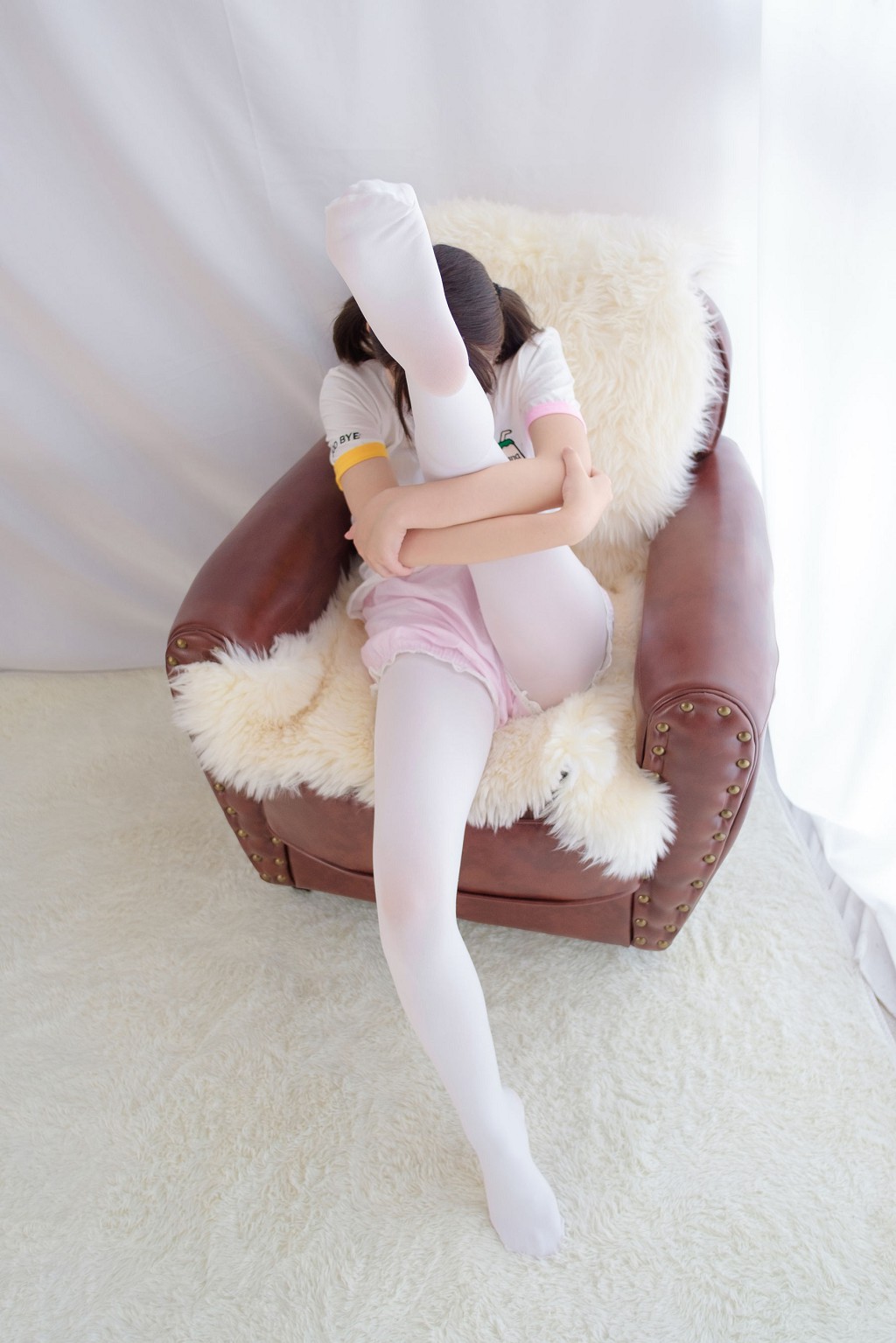 『白いシルクのロリがバケツ入り水で遊ぶ』 [シンラ財団] R15-015 写真集[77P