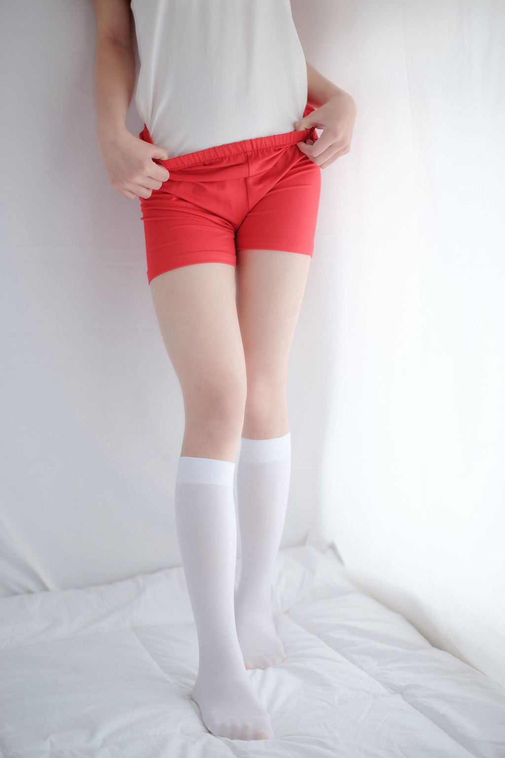 《흰 - 빨간 - 검은》 [센로 재단] R15-024 사진집[57P