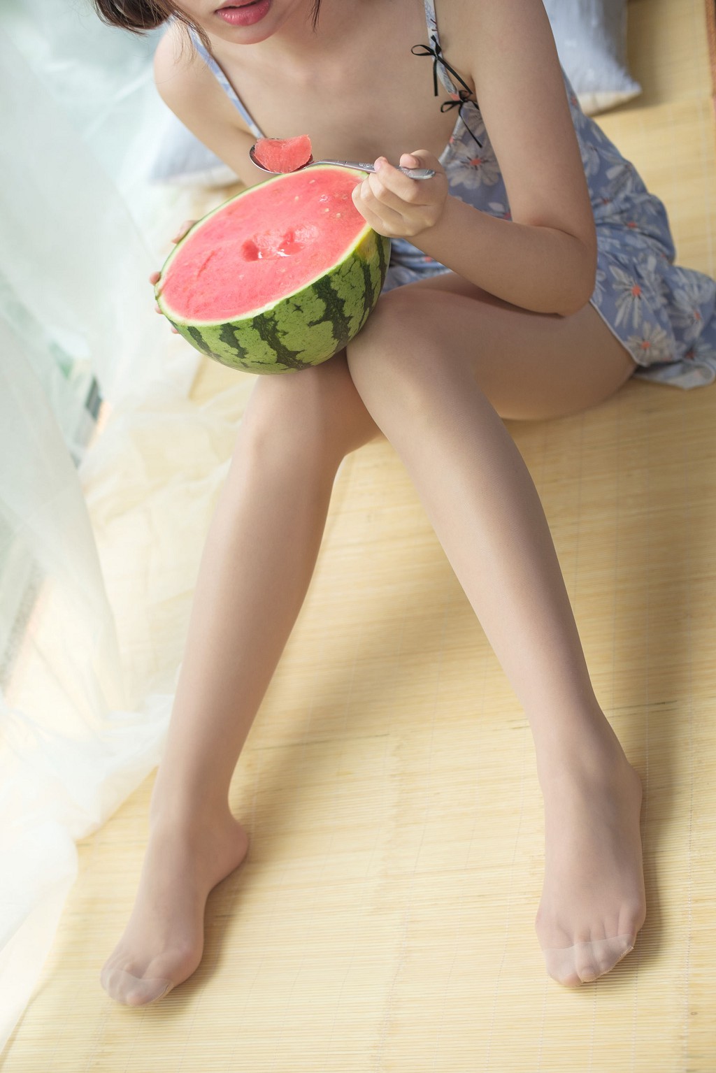 《ストッキングガール 清涼な一夏》 [森萝財団] X-028 写真集[128P