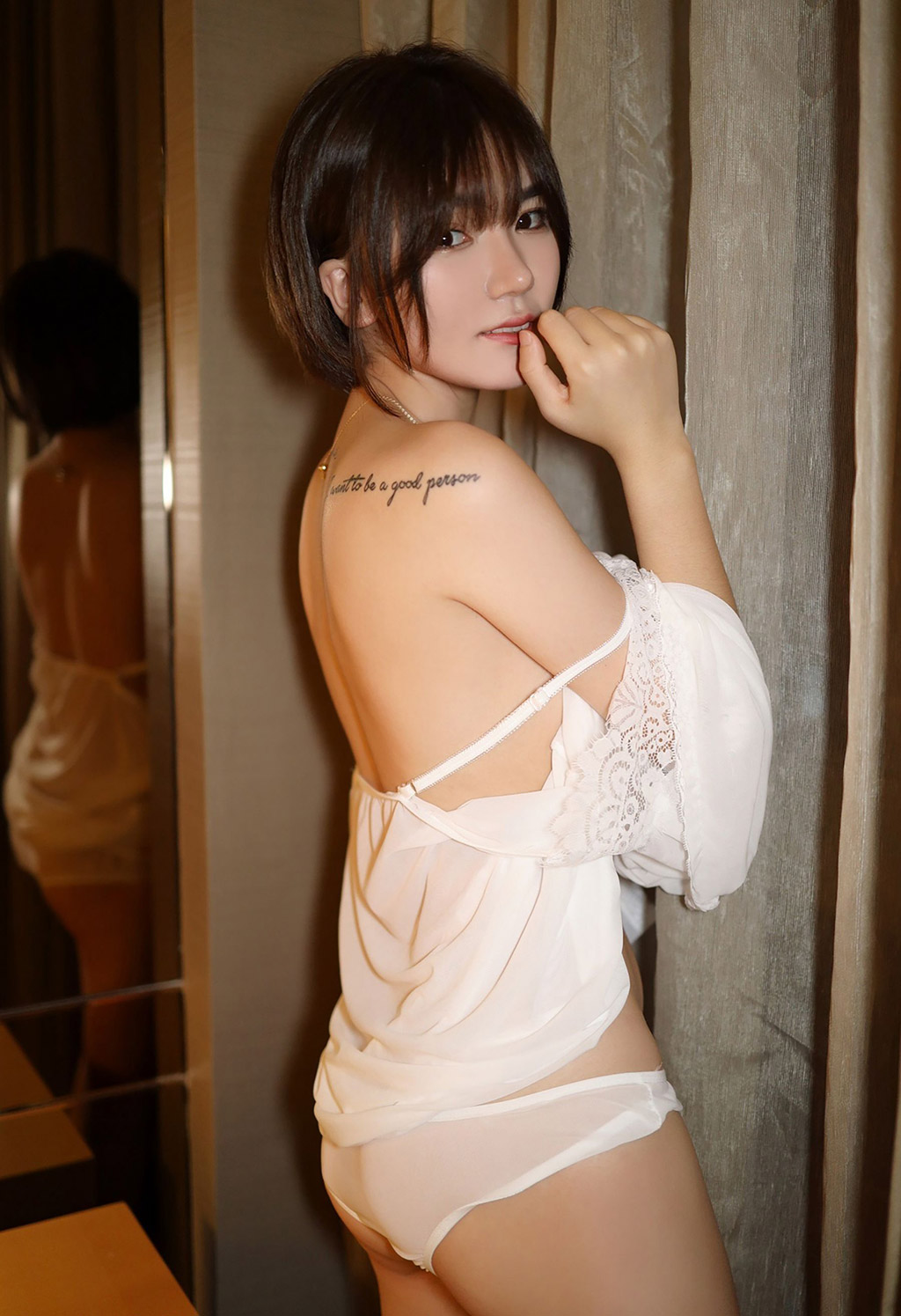 冷不丁渾然天成的柔婉細膩美女