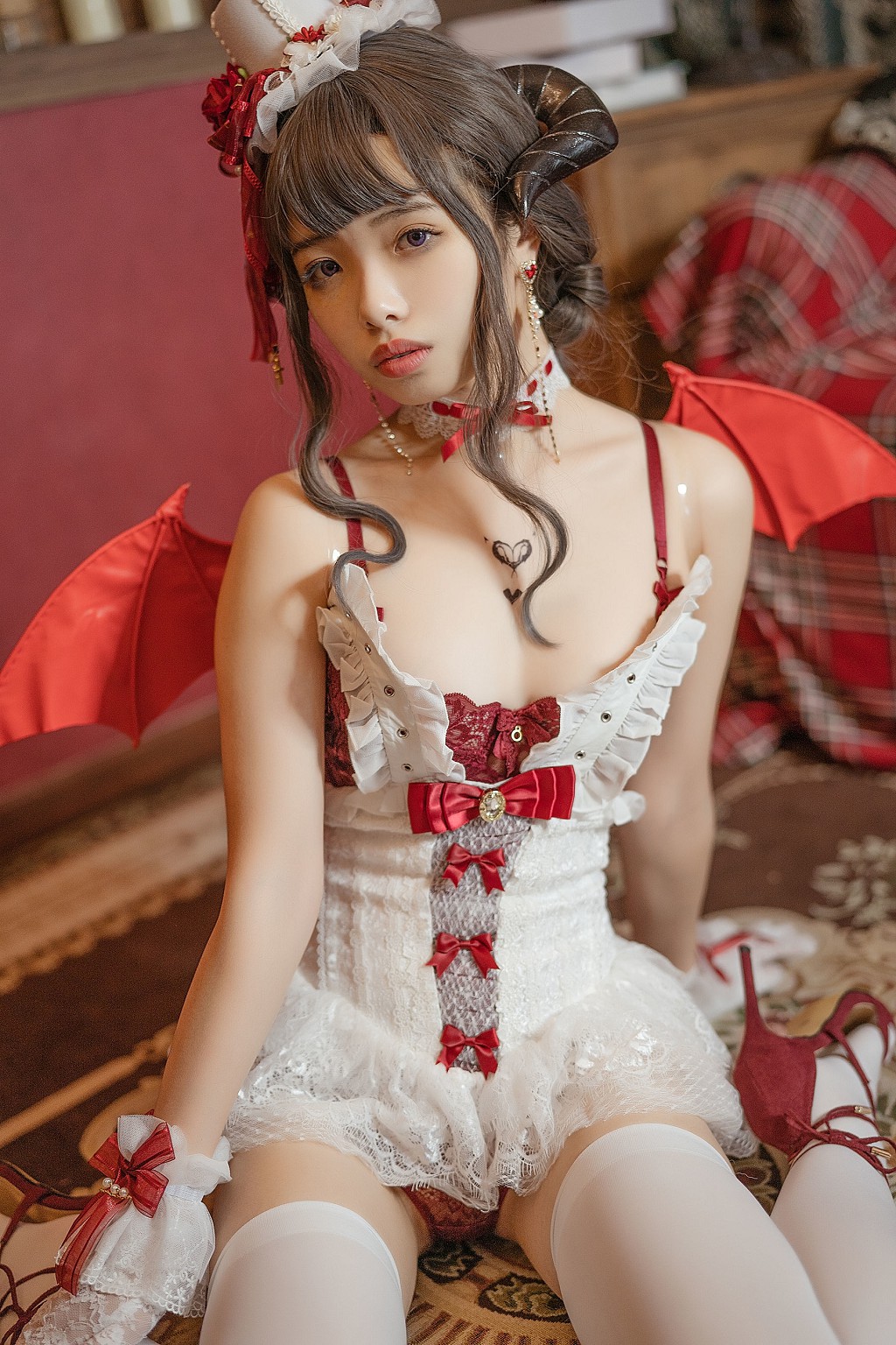 雯妹不讲道理《魅魔 Elegant devil》 [COSPLAY福利] 写真集[35P]