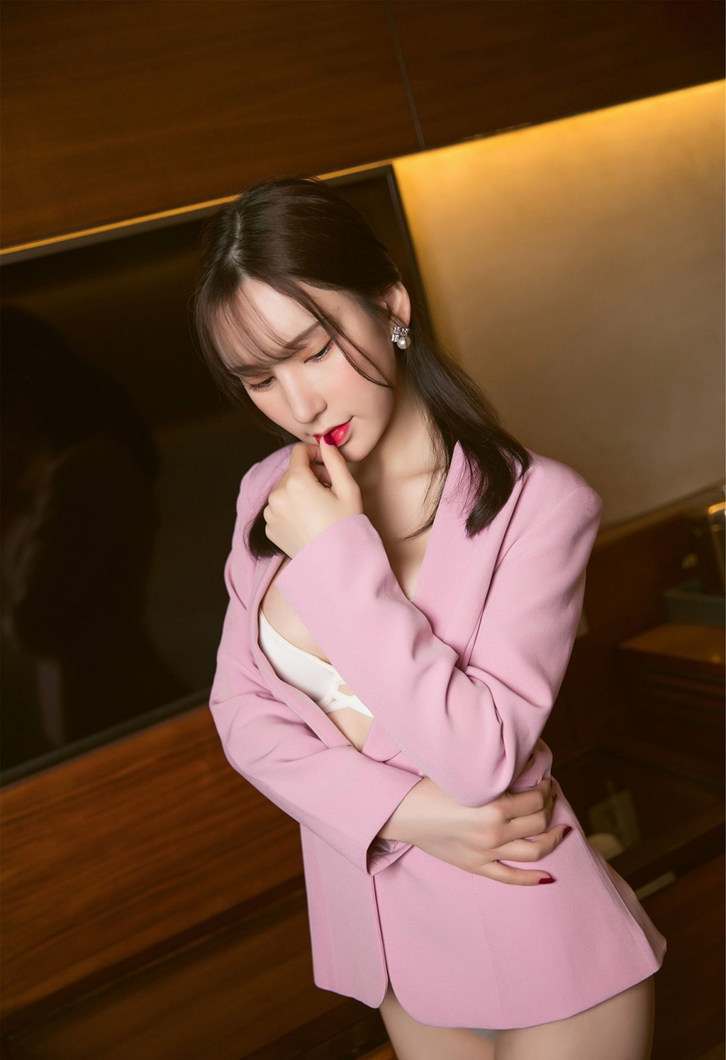 周于希サンディ セクシーなピンクのOL装扮 白いシルクストッキング