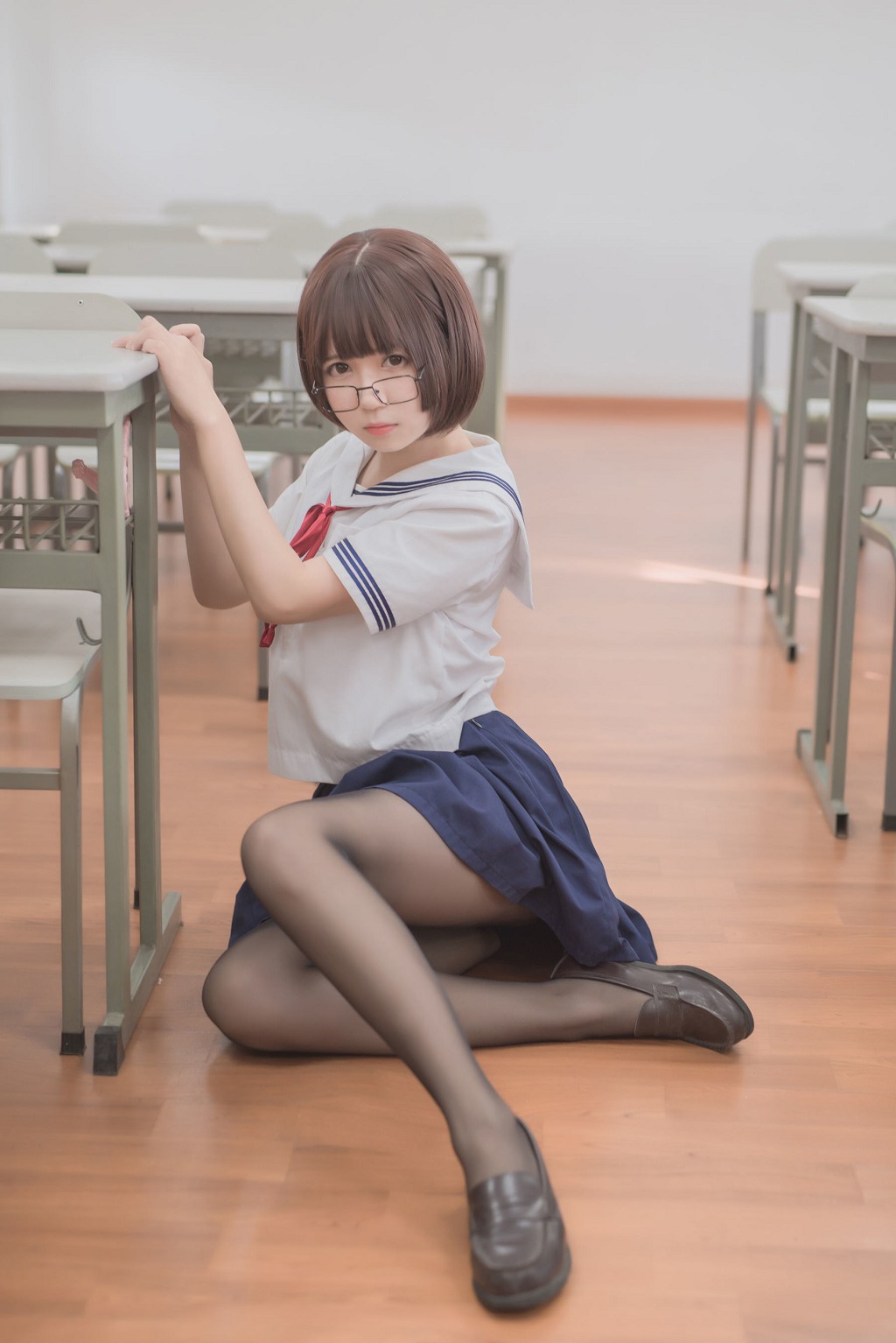 白金Saki《蘑菇头黑丝JK》 [Cosplay福利] 写真集[26P]