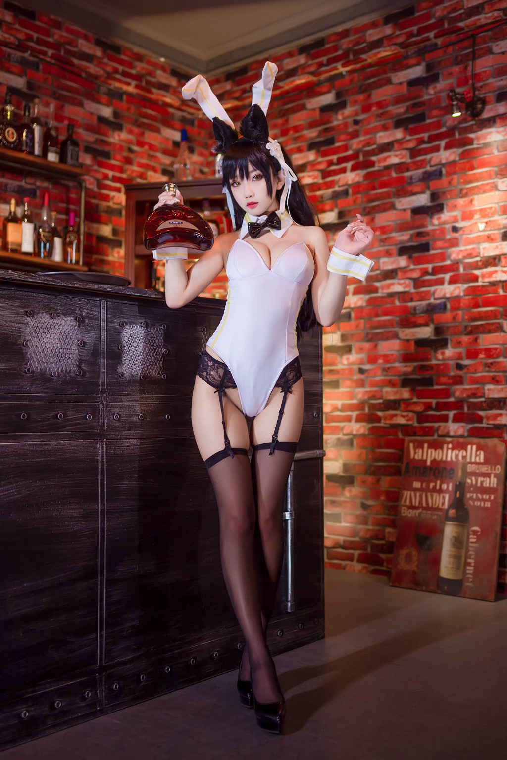 鬼畜瑶《バー バニーガール 水着の魔女》 [コスプレ福利] 写真集[35P