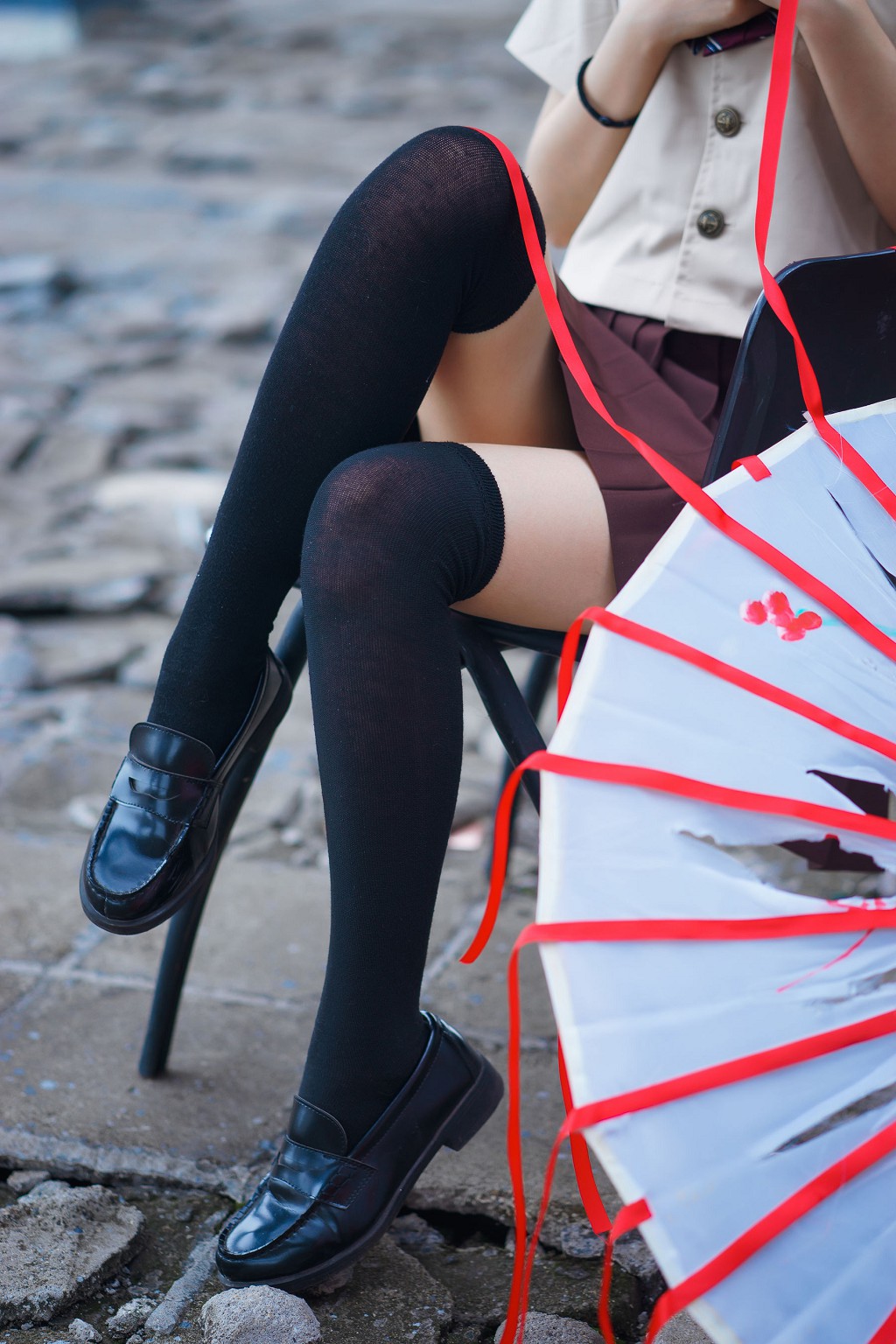 疯猫ss《丝袜狂想曲(伞)》 [萝莉COS] 写真集[42P]