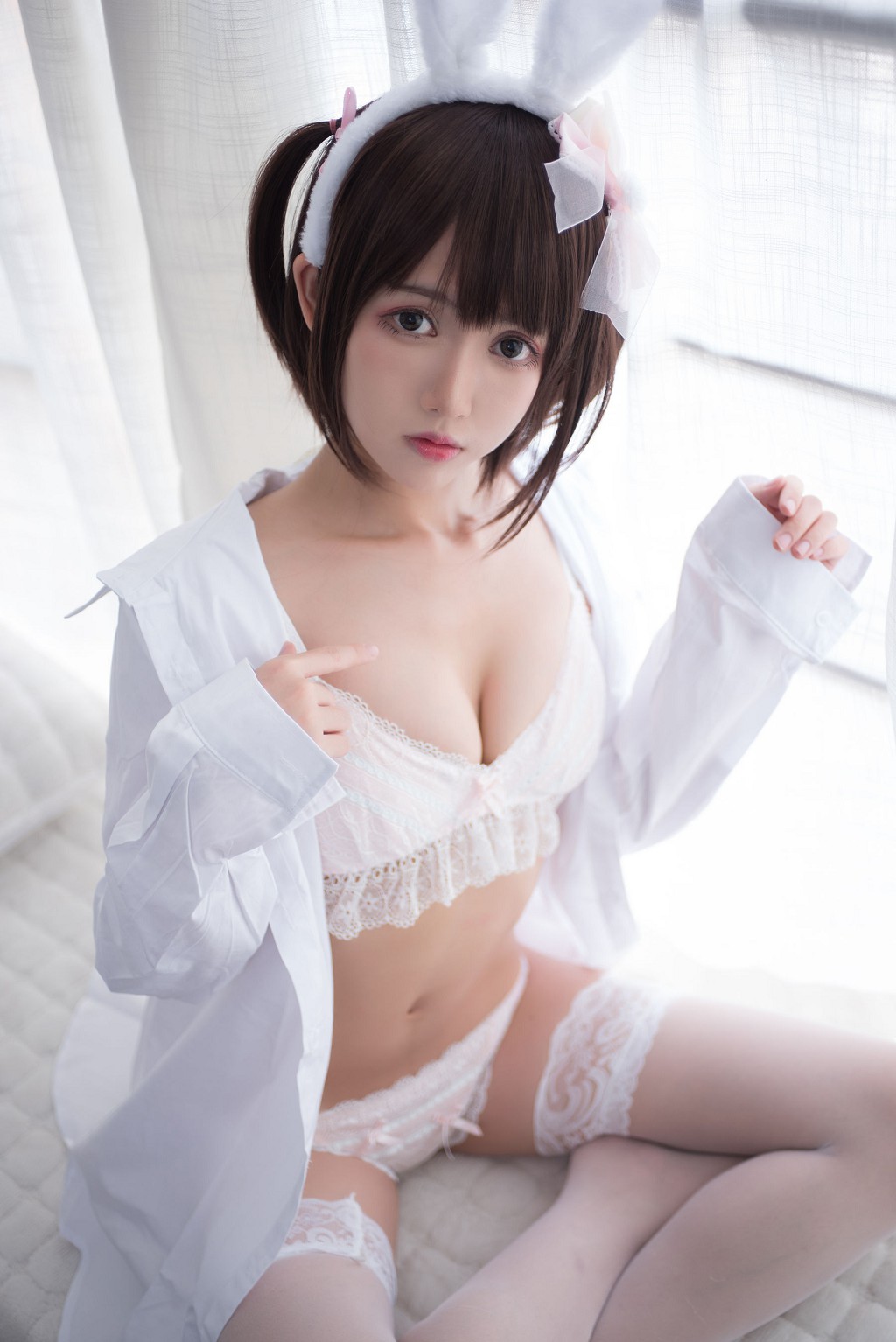 อึนยูเฟยเอ๋อ 《หูสัตว์ สีขาว ผ้าลูกไม้ ชุดเซ็กซี่ เปียกชื้นเพื่อล่อหลอก》 [คอสเพลย์สาวสวย] หนังสือภาพ[29P