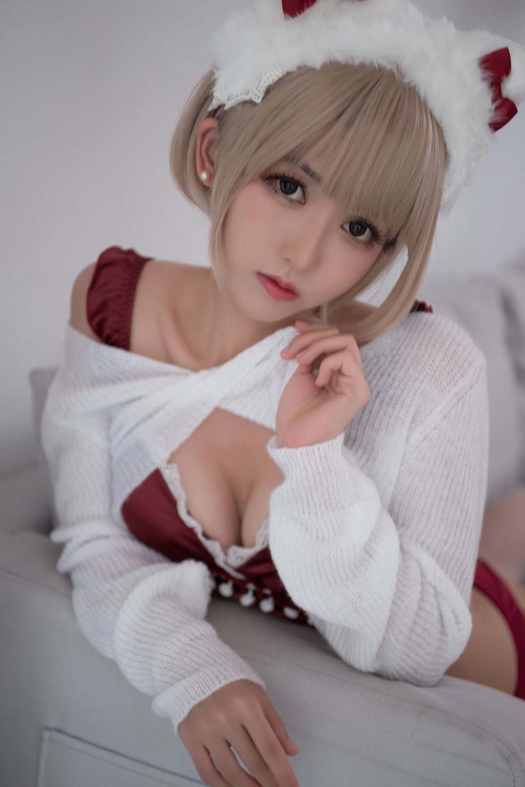 Eel Fish Fei Er's "Beast Ears + Christmas White Fishnet Stockings + Kuang San" [Cosplay Beauty] Photobook [31P