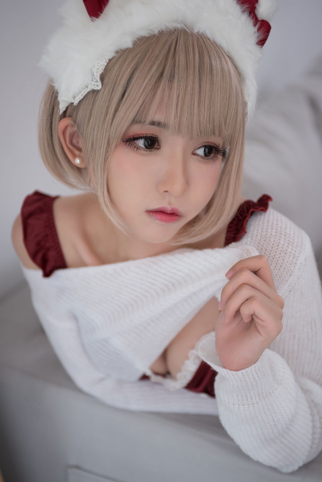 Eel Fish Fei Er's "Beast Ears + Christmas White Fishnet Stockings + Kuang San" [Cosplay Beauty] Photobook [31P