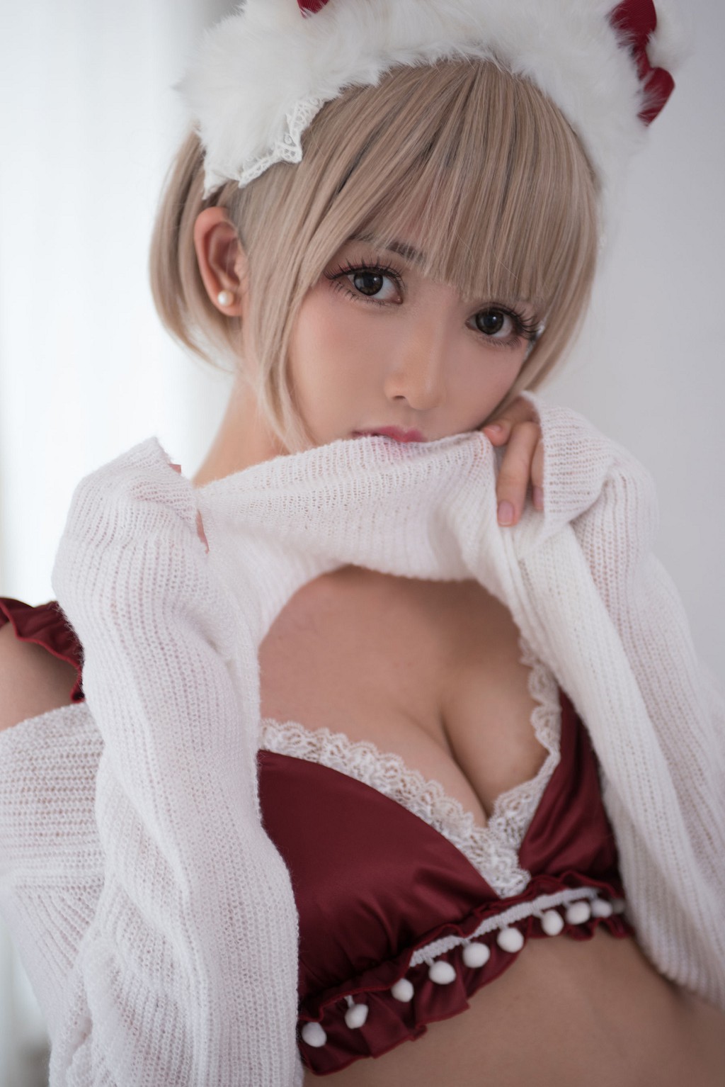Eel Fish Fei Er's "Beast Ears + Christmas White Fishnet Stockings + Kuang San" [Cosplay Beauty] Photobook [31P
