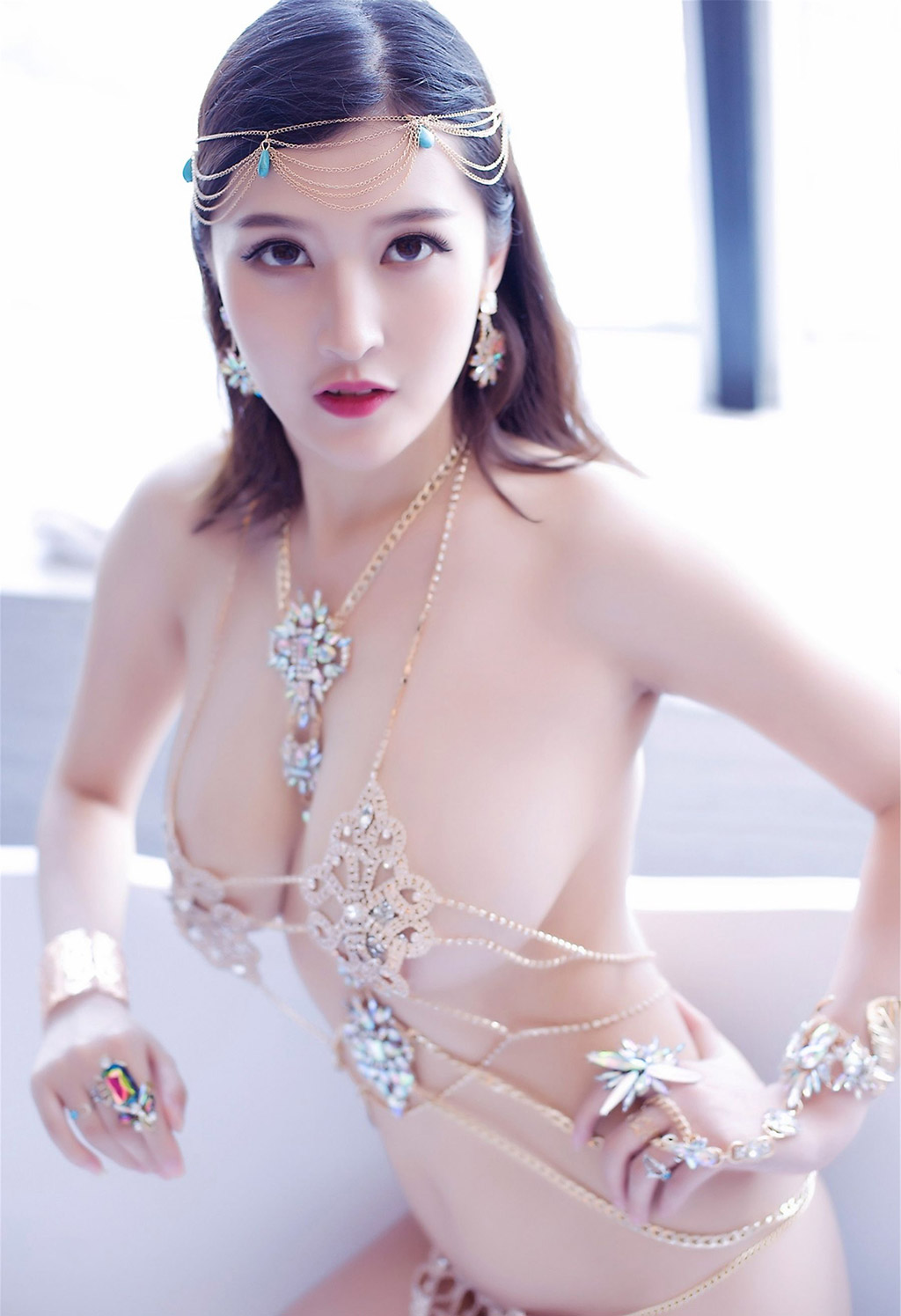 双笙Alina透视水钻链衣和半透明蕾丝紧身衣