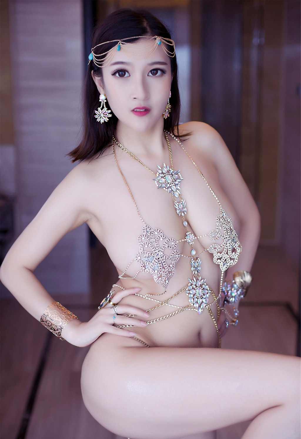 双笙Alina透视水钻链衣和半透明蕾丝紧身衣