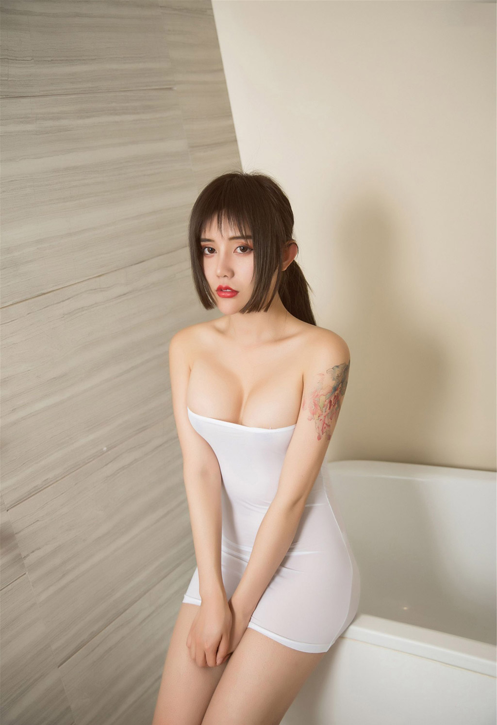 คริสจั่วย่าฉี อย่างเต็มที่ ในห้องน้ำร่างกายเปียกอย่างมีเสน่ห์
