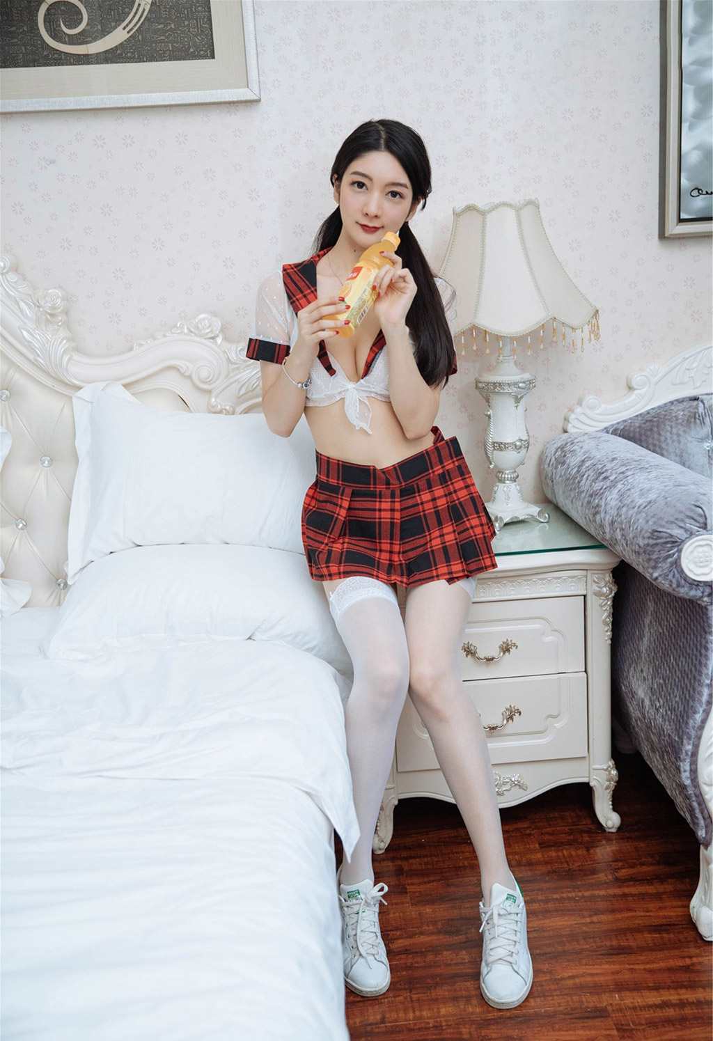 앤절라가 고양이의 극적인 블랙 실크 매혹과 부드러운 메이드 의상 시리즈를 좋아합니다.