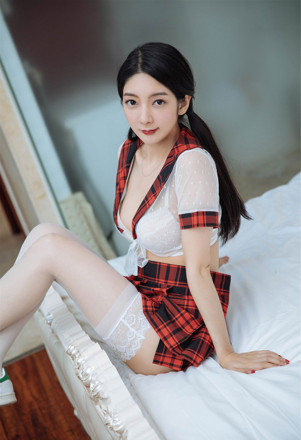 앤절라가 고양이의 극적인 블랙 실크 매혹과 부드러운 메이드 의상 시리즈를 좋아합니다.
