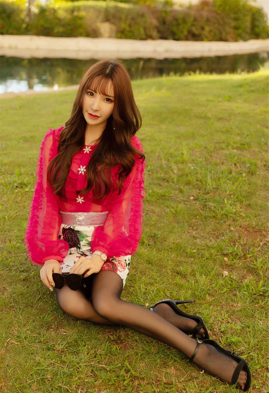 주유희 샌디의 유혹적인 레이스 가터 스톡킹이 매력적인 엉덩이를 드러내다