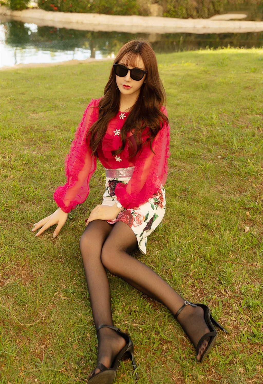 주유희 샌디의 유혹적인 레이스 가터 스톡킹이 매력적인 엉덩이를 드러내다