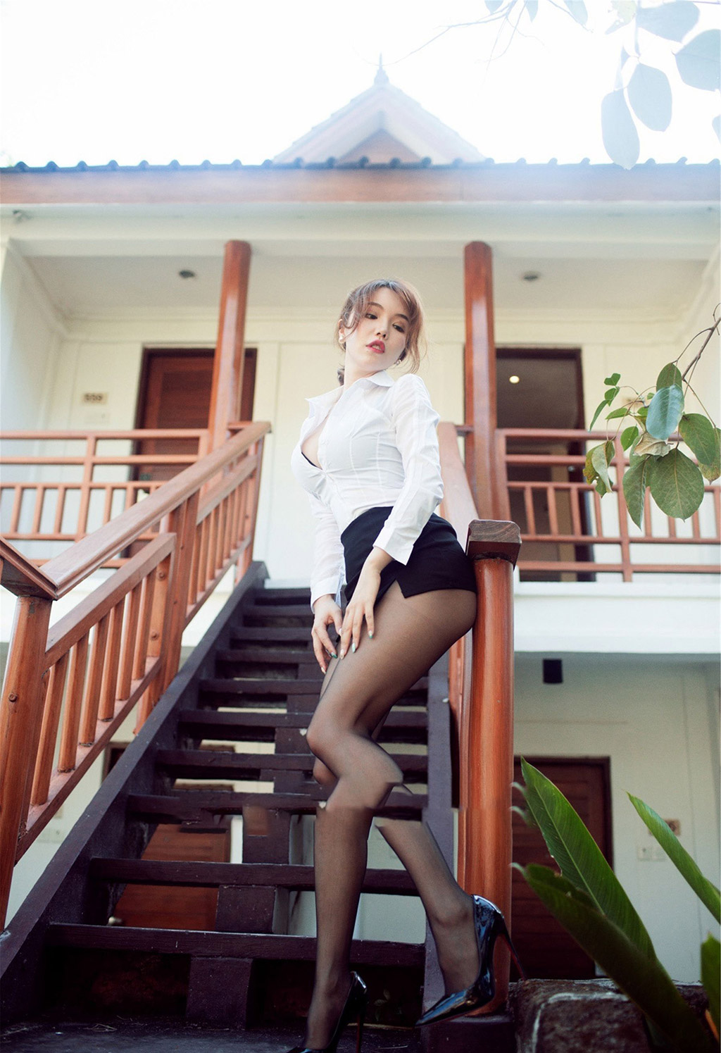 Hoàng Lạc Nhiên ngoài trời gợi cảm trang phục thư ký với tất đen linh hoạt cực kỳ quyến rũ
