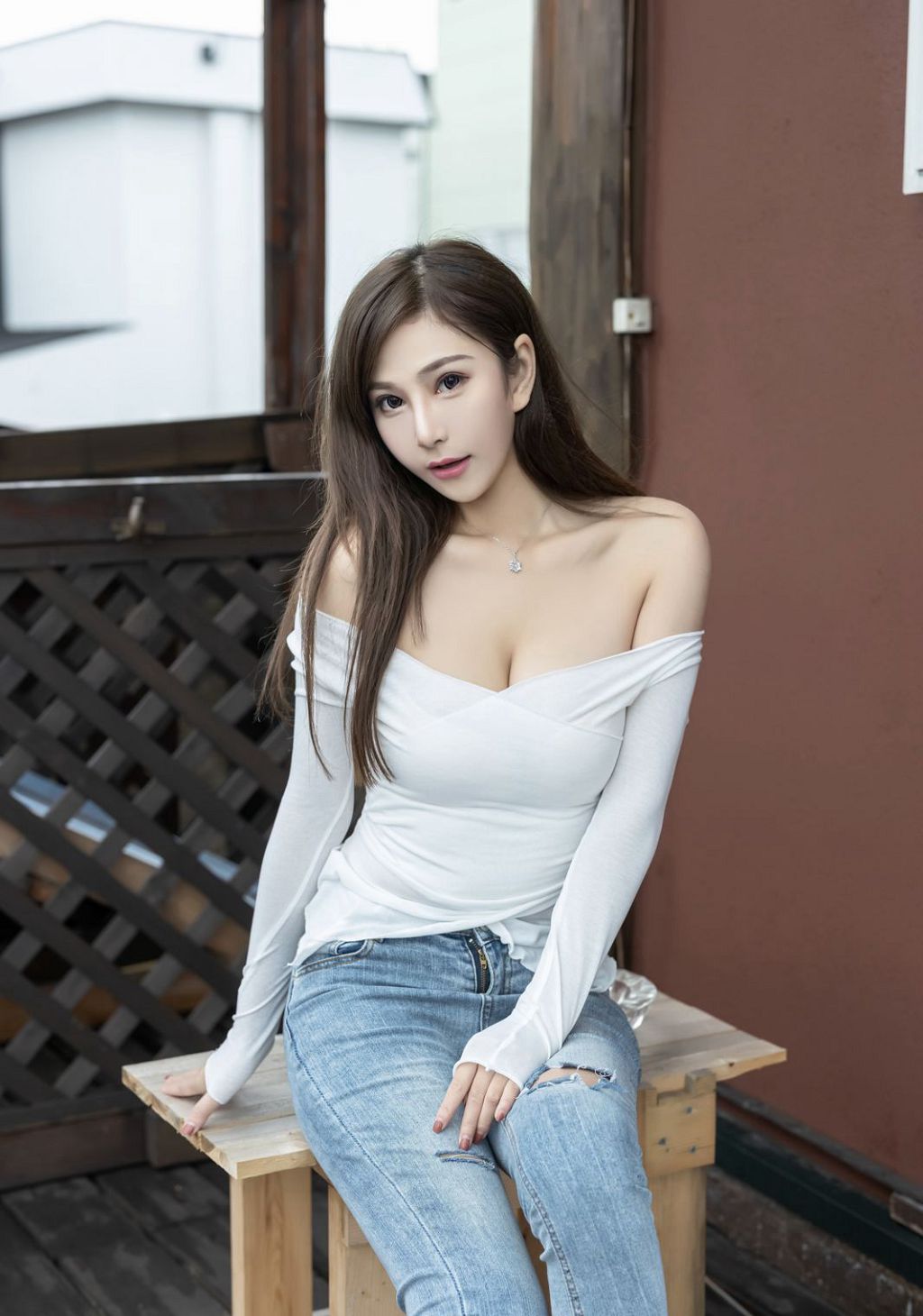 性感大奶美少婦熱火肉色美腿性感翹臀牛仔褲