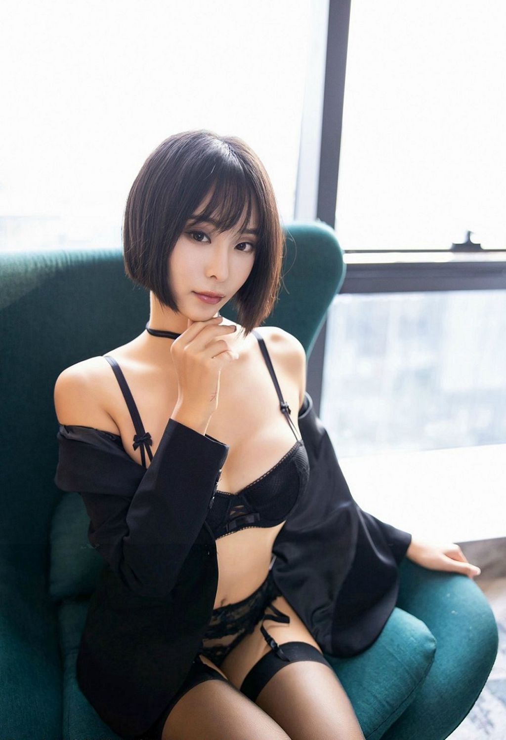 ภาพ高清ของสาวสวยในชุดถุงน่องดำแบบแขวน ขายาวเซ็กซี่ ชวนหลงใหล ผมสั้น สาวสวยวัยกลางคน