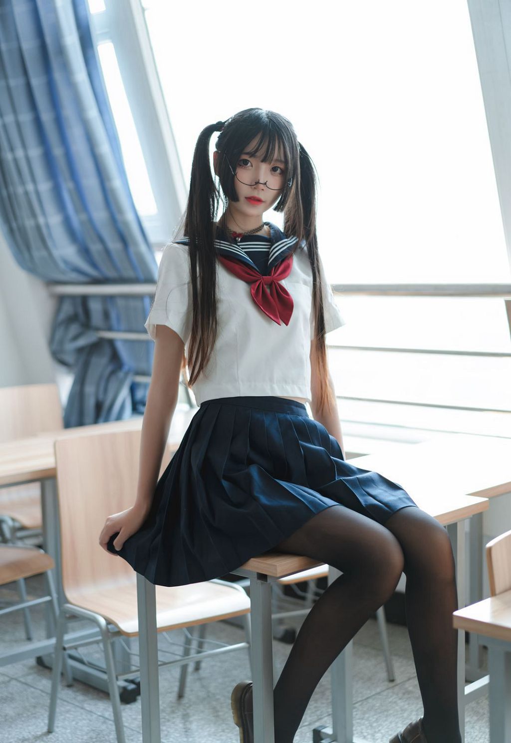 ภาพถ่ายความคมชัดสูงของสาวคอสเพลย์ขนาดใหญ่ในภาพยนตร์เซ็กซี่ถุงน่องดำ