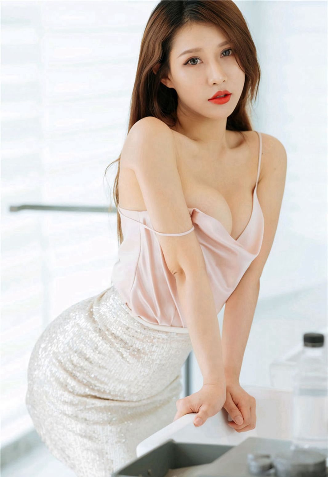 서 아난 인기 풍만 화끈한 긴 다리 스타킹 하이힐 제복 유혹 인체 예술