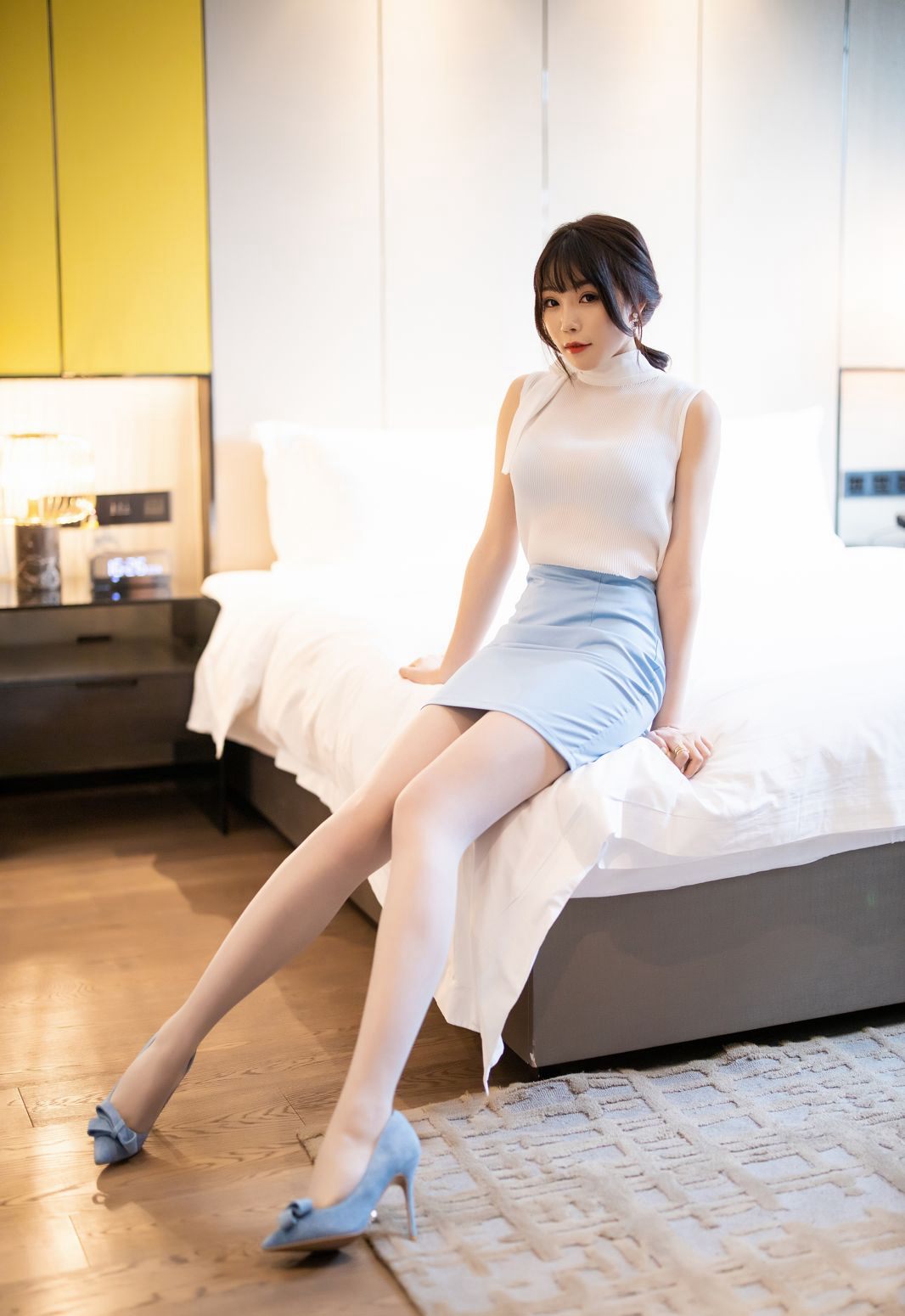 섹시 여신 유물 지지 부티 올라간 엉덩이 뒤에서 유혹하며 스타킹 벗기