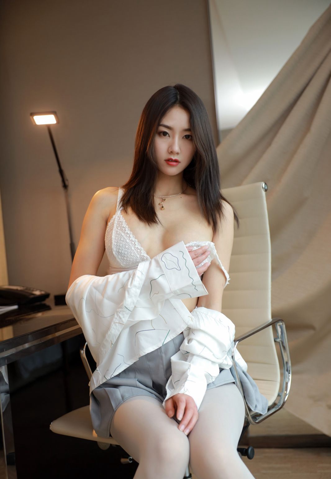 สาวเซ็กซี่ในถุงน่องขาว ขาสวยขาวนวล ชวนหลงใหลด้วยก้นงอน สาวสวย ฟาง จือเซวียน