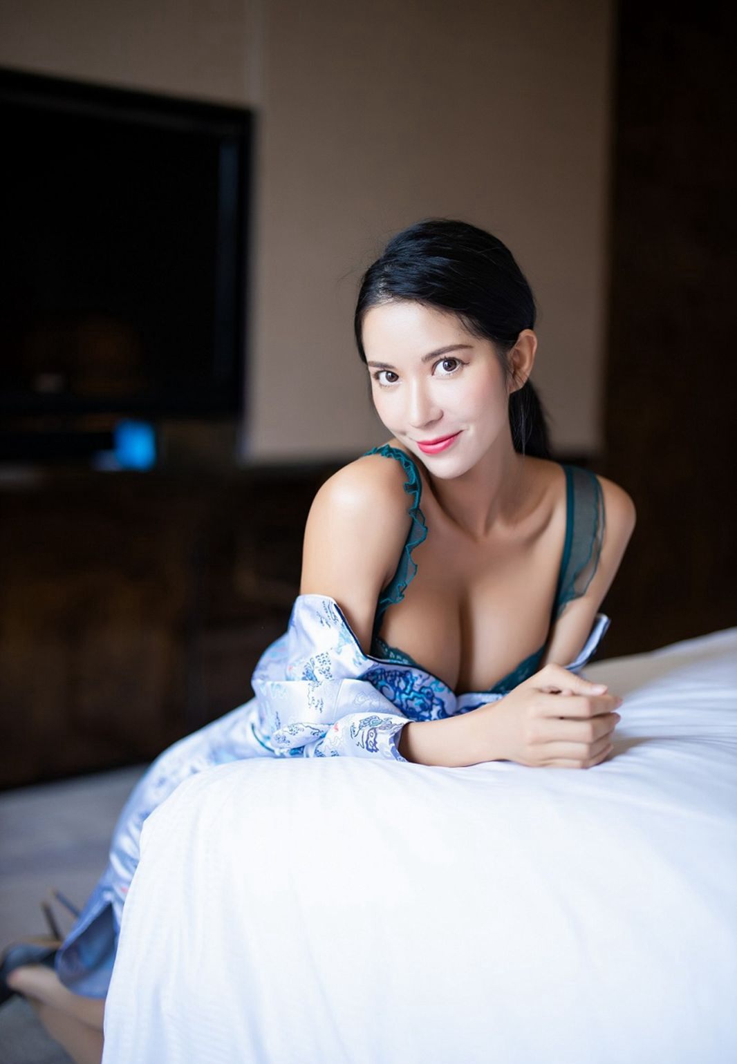 Phụ nữ gợi cảm quyến rũ đẹp Carry trong áo qipao cám dỗ với tất thịt cao cấp và đôi chân xinh đẹp.