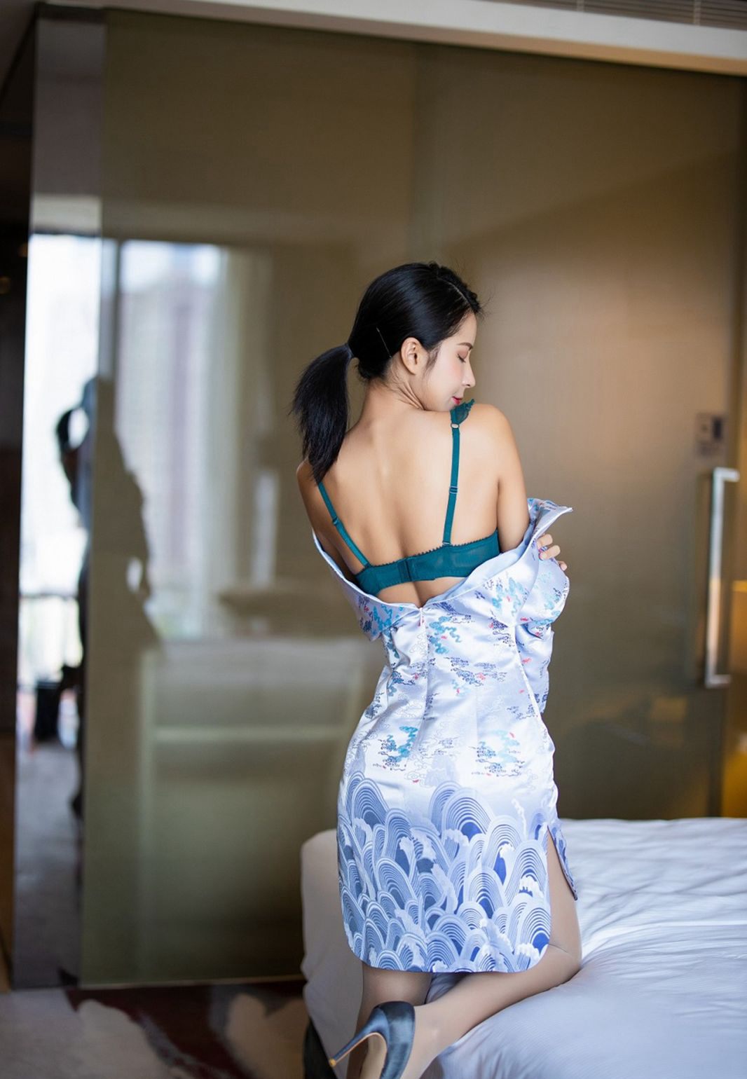 Phụ nữ gợi cảm quyến rũ đẹp Carry trong áo qipao cám dỗ với tất thịt cao cấp và đôi chân xinh đẹp.