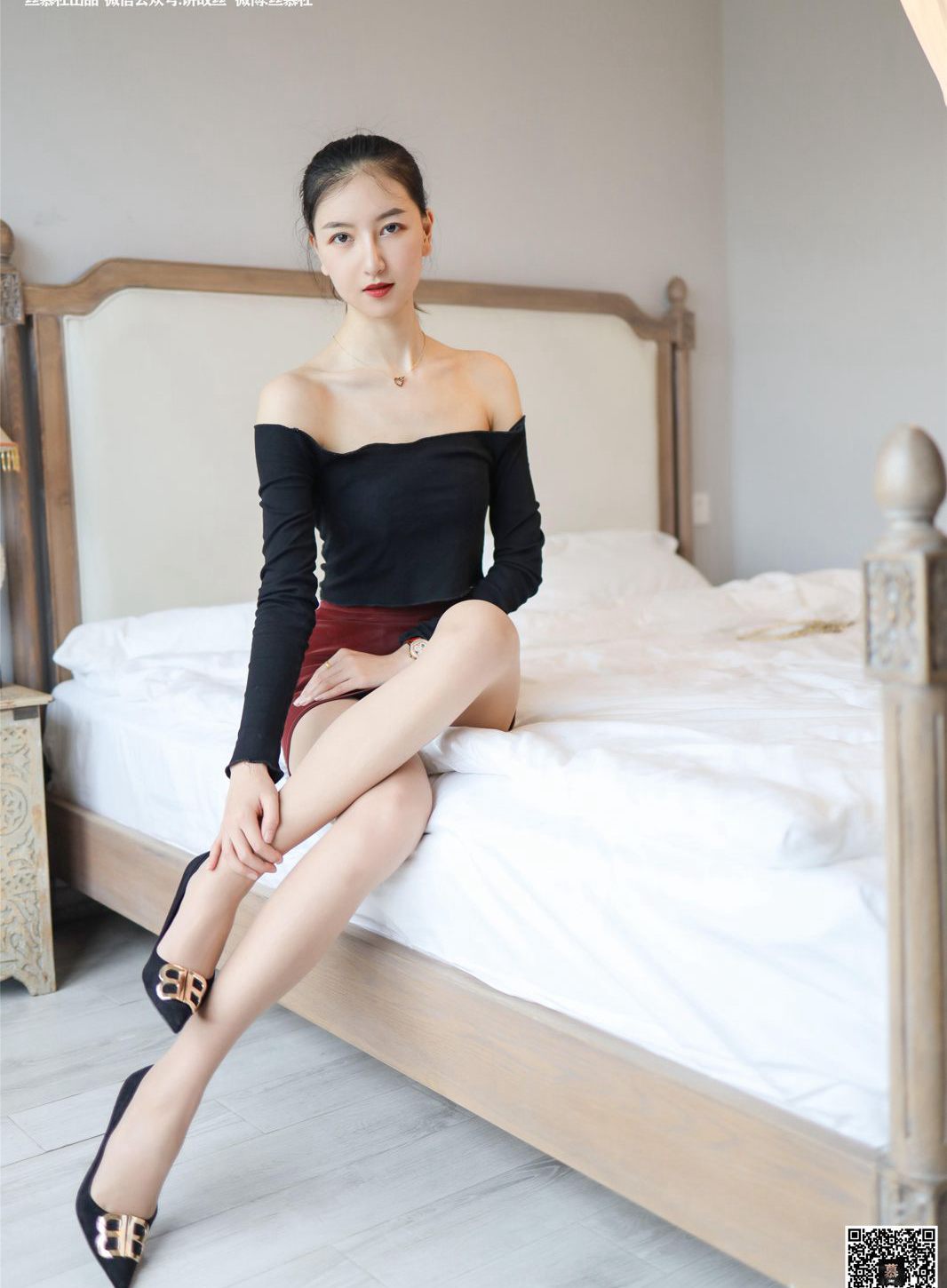 Exquisite Ballet Beauty's Seductive Beautiful Legs in Nylons: Private Nude Photography