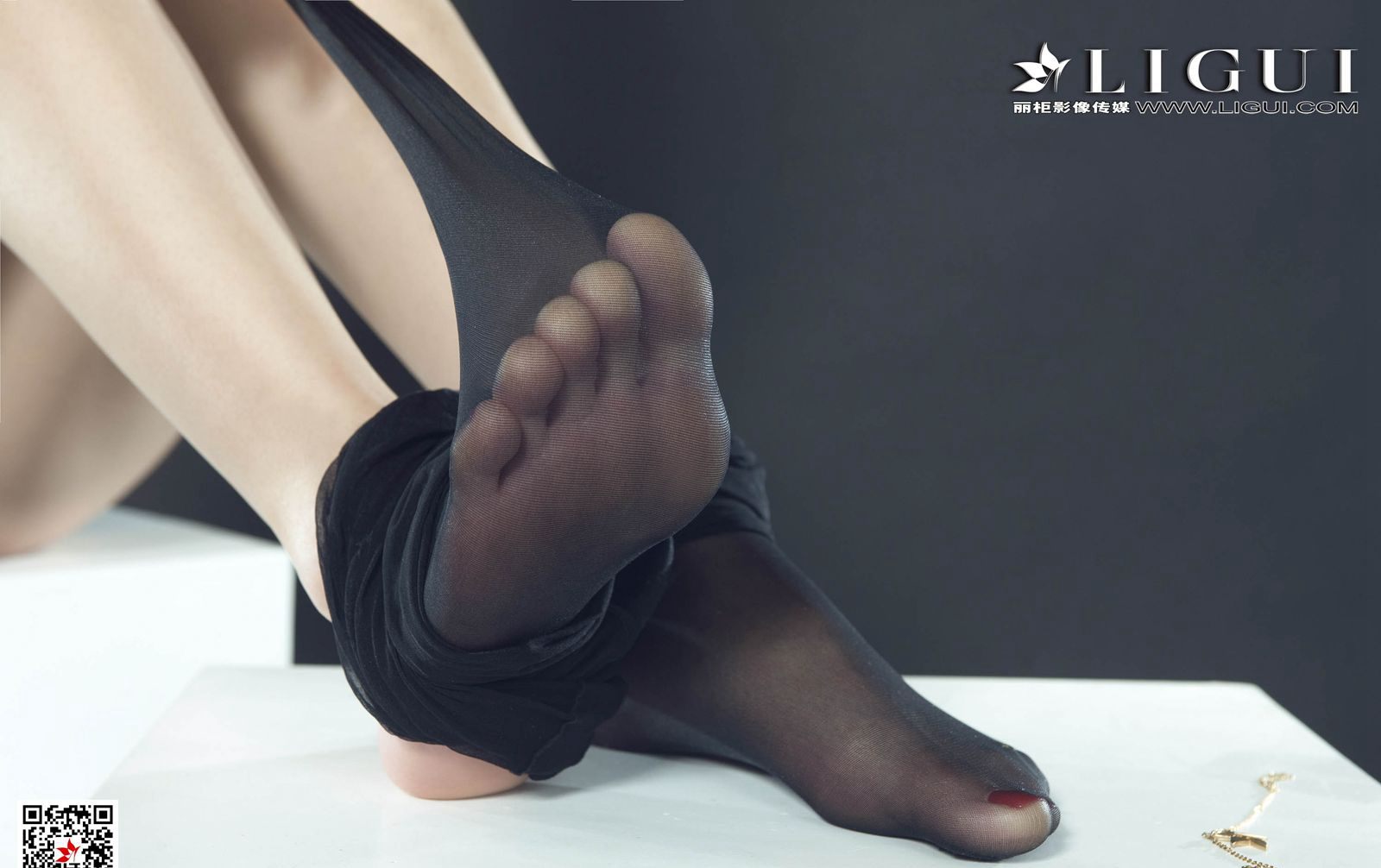Xi Xi Temptation with Black Silk Erotic High-Definition Human Body Art: Hot Fair-Skinned Beautiful Legs