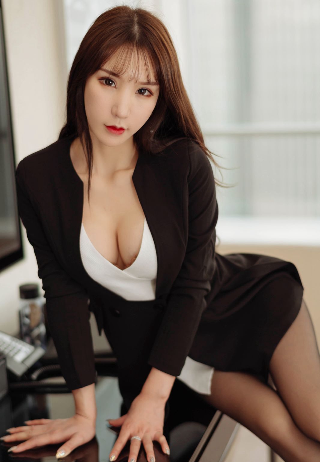 Châu Vu Hy Sandy trong bộ đồng phục quyến rũ, gợi cảm, khom mông bước vào với làn da trắng mịn lộ ngực ảnh.