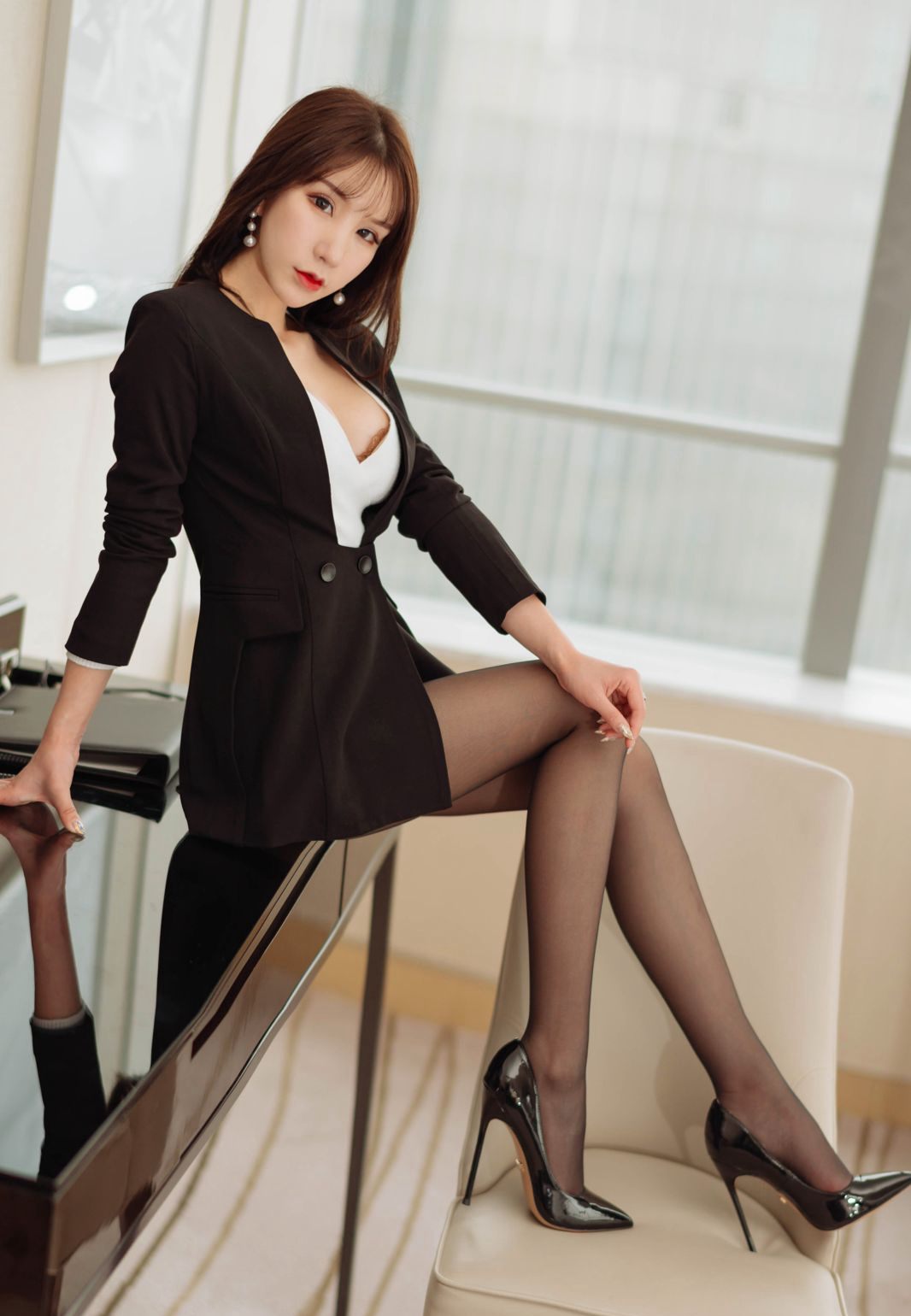周于希Sandy制服诱惑性感撅臀进入白嫩露乳写真