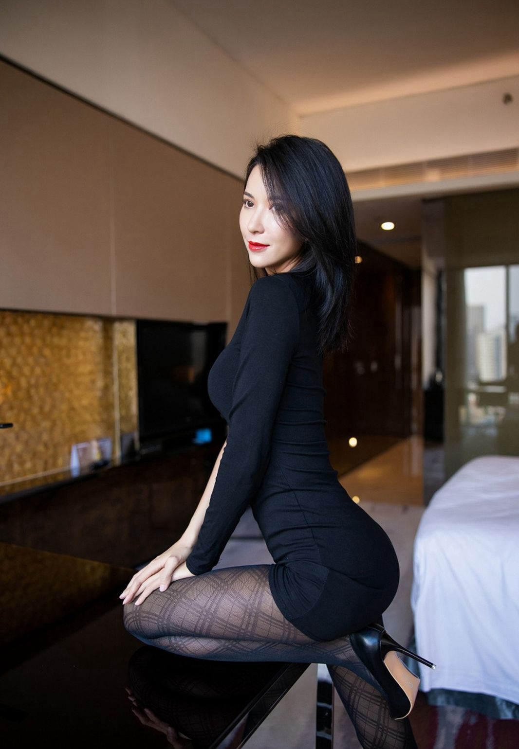 凱莉女神完美大胸性感內衣美少婦黑絲美腿妖豔寫真